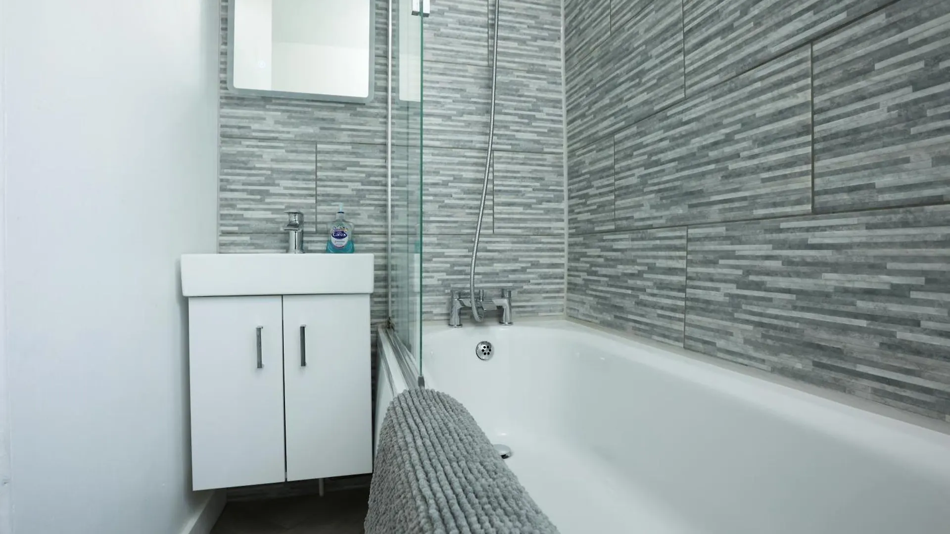 Apartment Highfield Place By N And N Stays, Great Location, Plenty Of On Street Parking, Perfect For Contractors, Workers & Families Visiting Bath, Great Disc For Long Stays Avaialable