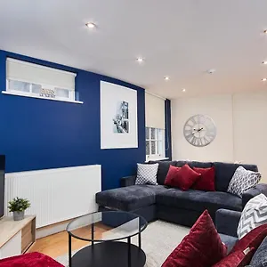 Apartment Stunning Hepburn Suite!, Bath